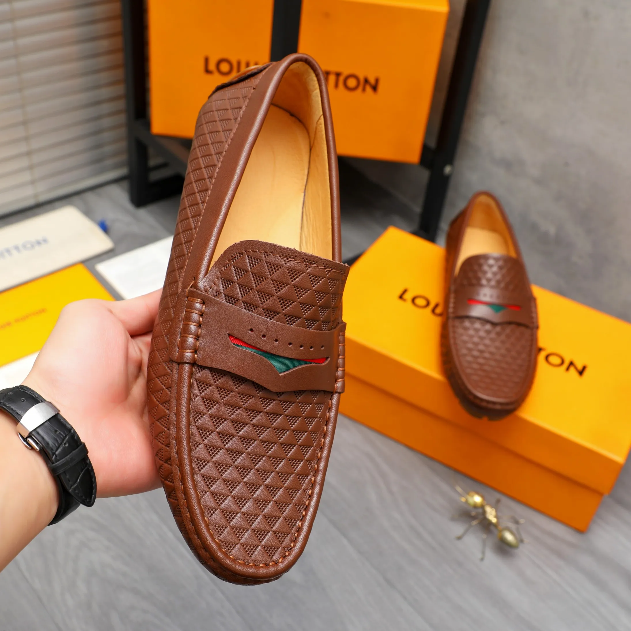 Men's shoes 💰360 Product trademark: LV "Louis Vuitton" casual slip-on men's shoes Regular size: 38-45 Product material: Selected embossed cowhide upper, pigskin lining, rubber outsole